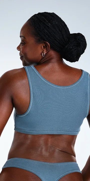Before and after images of CoolSculpting female model's love handles