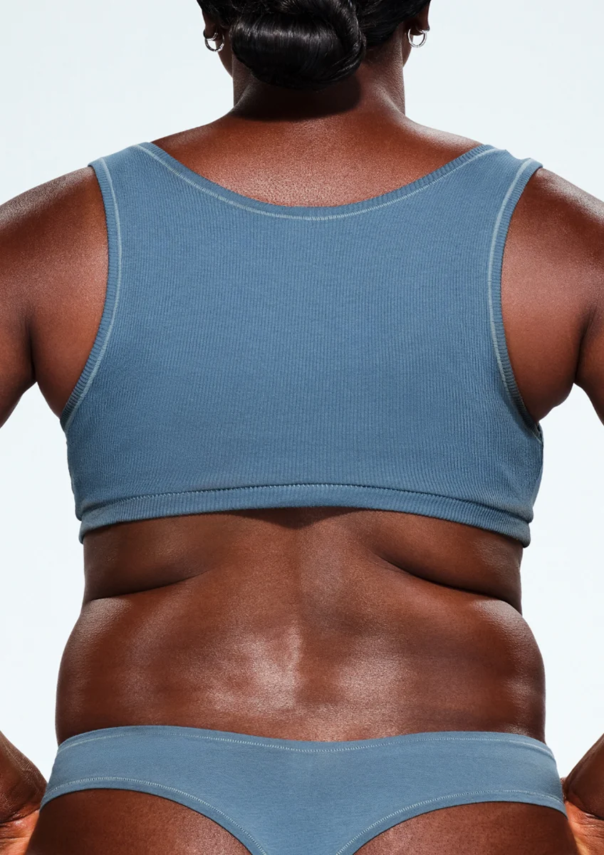 Before and after images of CoolSculpting female model's back fat/bra fat