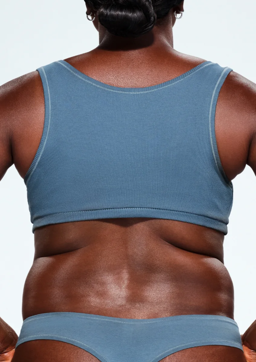 Before and after images of CoolSculpting female model's love handles