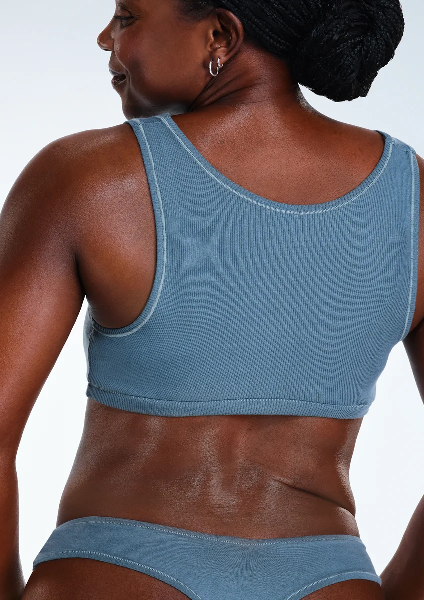 Before and after images of CoolSculpting female model's love handles