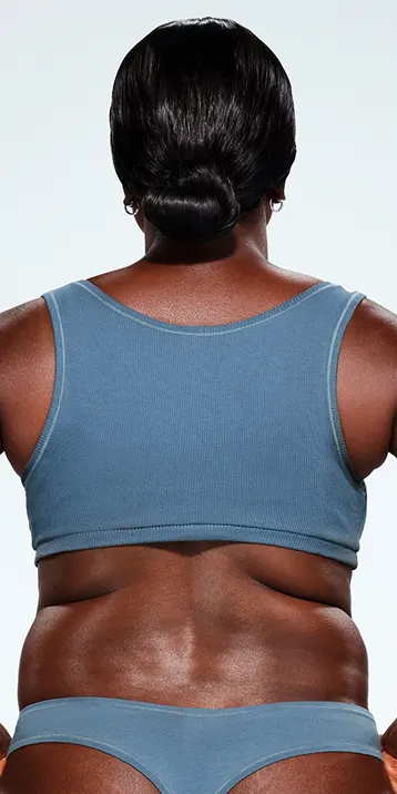 Before and after images of CoolSculpting female model's back fat/bra fat