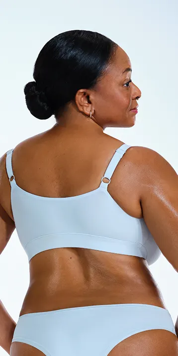 Before and after images of CoolSculpting female model's love handles