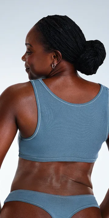 Before and after images of CoolSculpting female model's back fat/bra fat