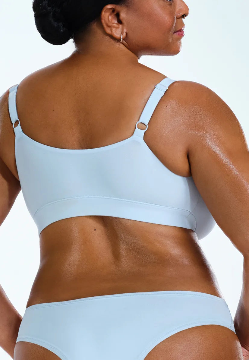 Before and after images of CoolSculpting female model's love handles